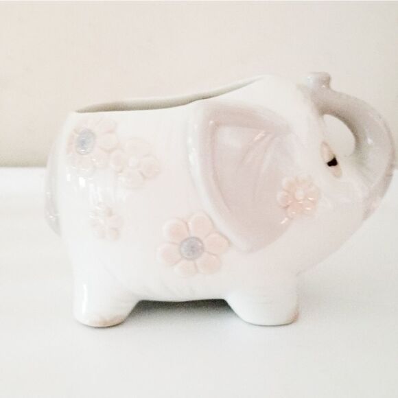 Elephant planter great for succulents nursery - Picture 4 of 6